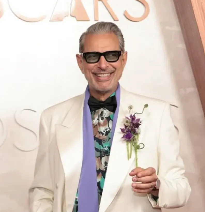 Ahora tiene 72 años, está casado con Emilie Livingston y tienen dos hijos. Protagonizó la película 'Wicked' como el Mago de Oz y participó en la serie de Netflix 'Kaos'.<br>