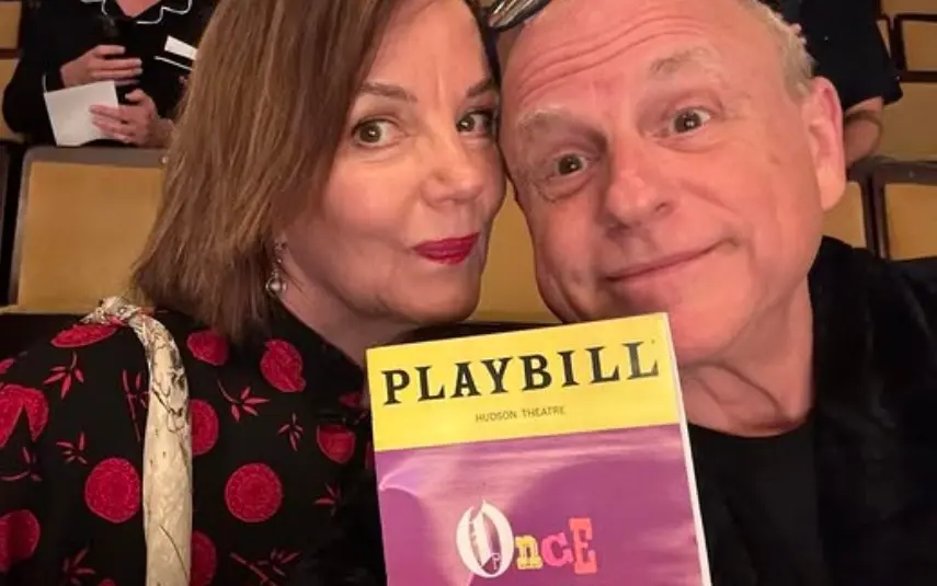 Ahora tiene 66 años, está casada con el actor Justin Deas y tienen dos hijos. Ha participado en series como 'Gossip Girl' y 'Veep'.