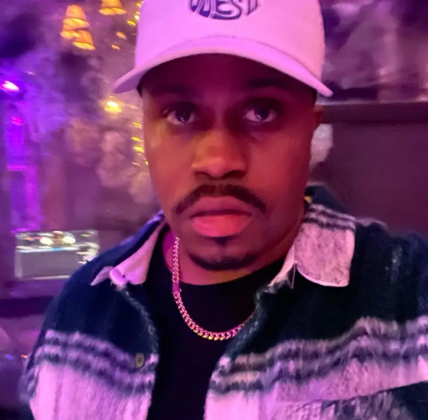 Ahora tiene 36 años, se desempeña como DJ y agente inmobiliario.