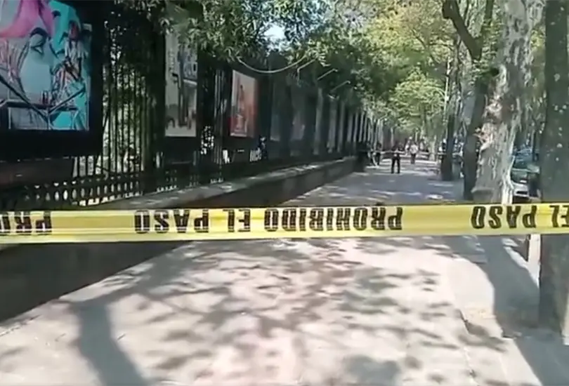 Hombre muere en banqueta de Paseo de la Reforma