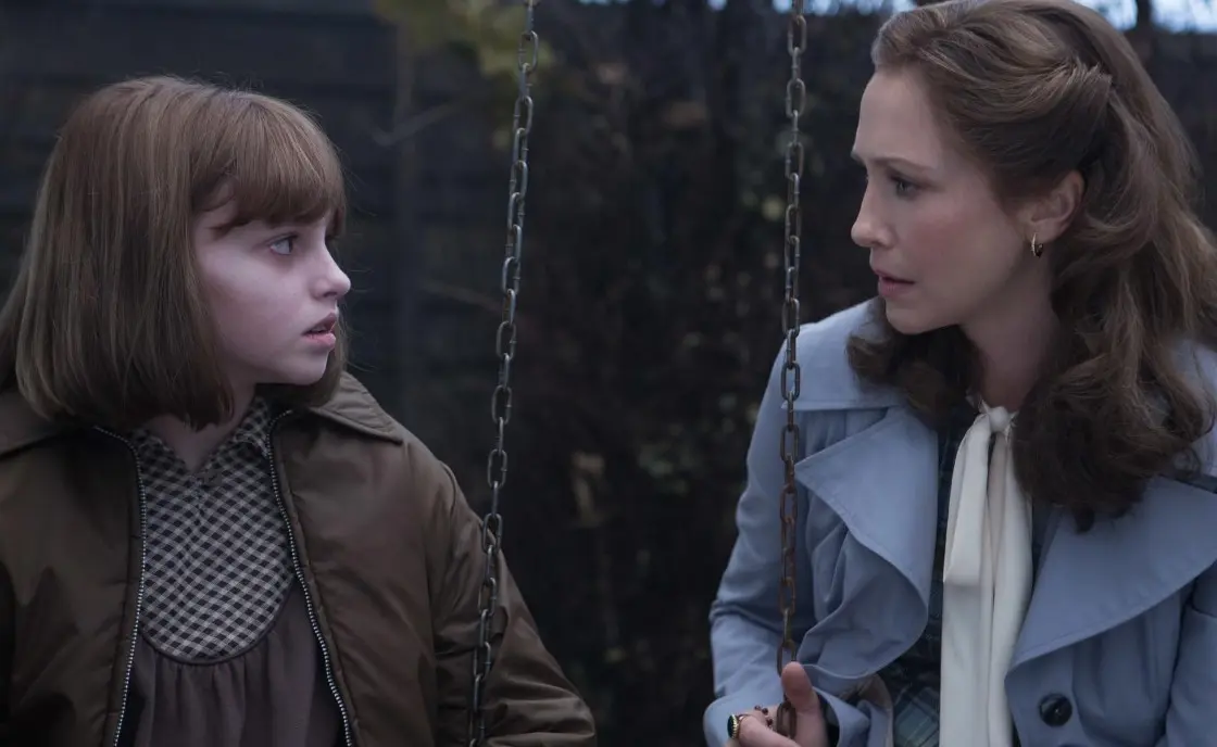 La familia es acechada por espíritus luego de que Janet Hodgson, una niña de once años, juega a la ouija.