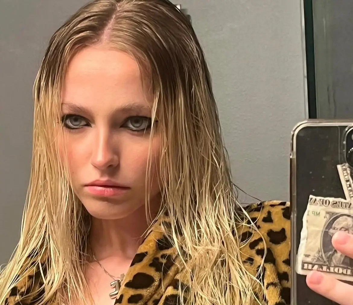 Goza de gran popularidad en redes sociales, donde comparte aspectos de su vida y trabajo.<br>