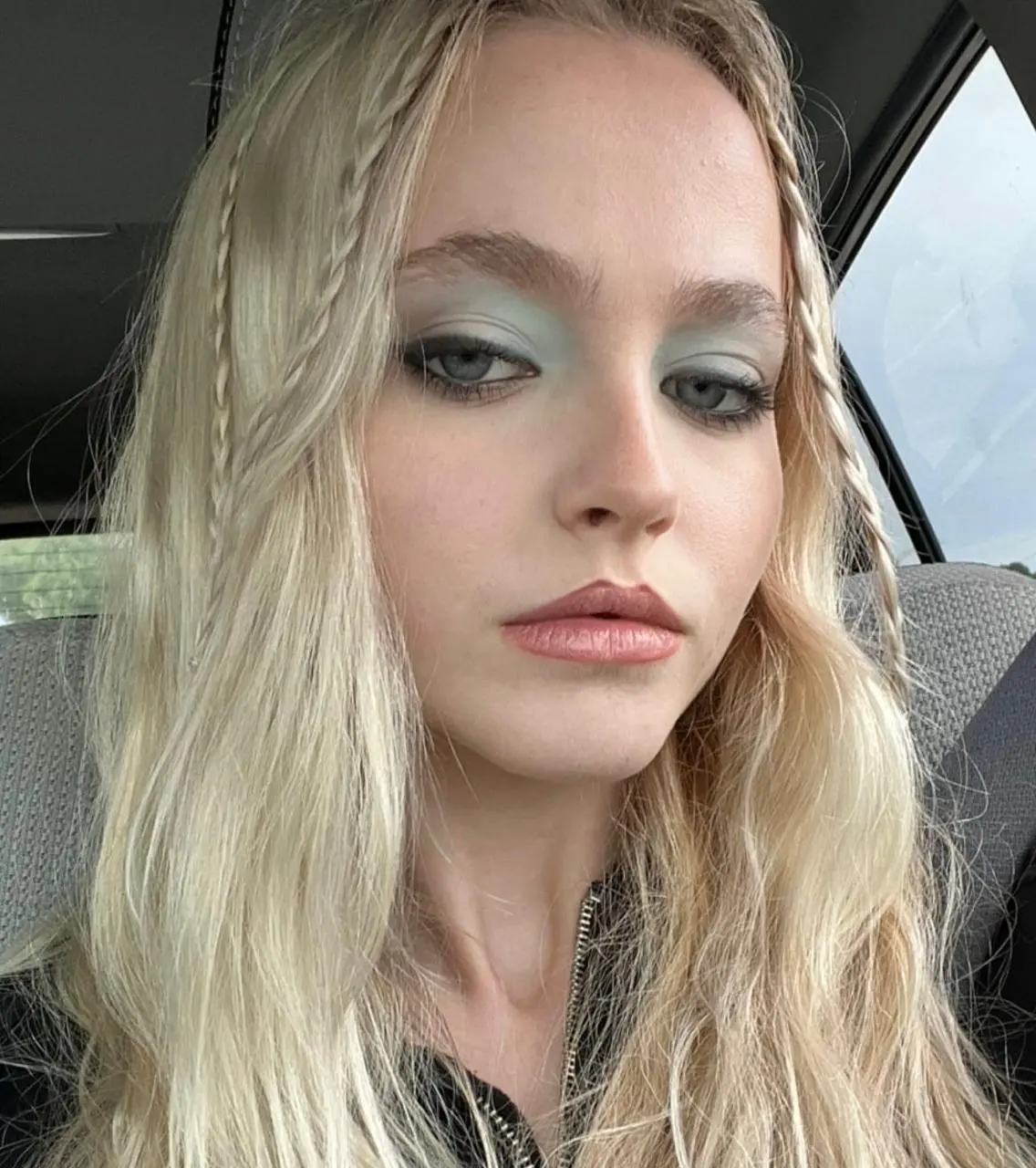 Su salto a la fama llegó en 2016, cuando interpretó a Janet Hodgson en 'El Conjuro 2', consolidándose como una joven promesa del cine de terror.