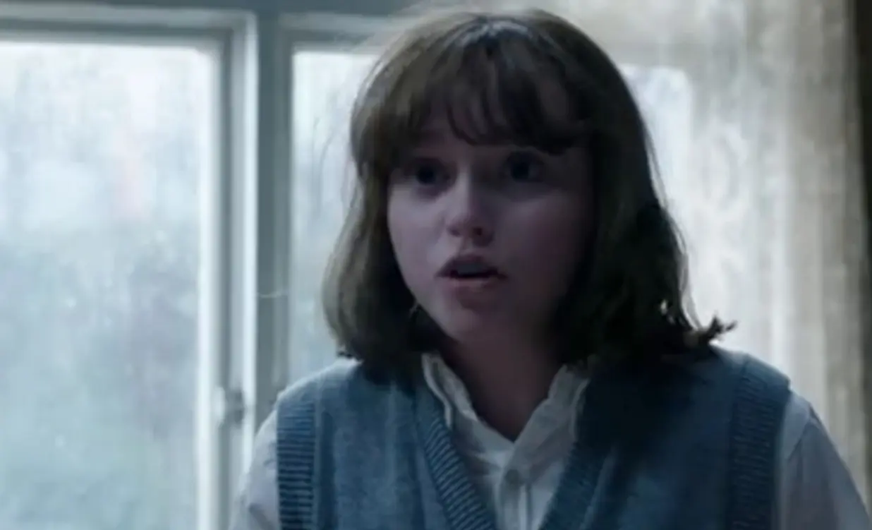 Janet es poseída por Bill Wilkins, un adulto mayor que vivió y murió en su casa, pero los Warren deben demostrar si la posesión es real.