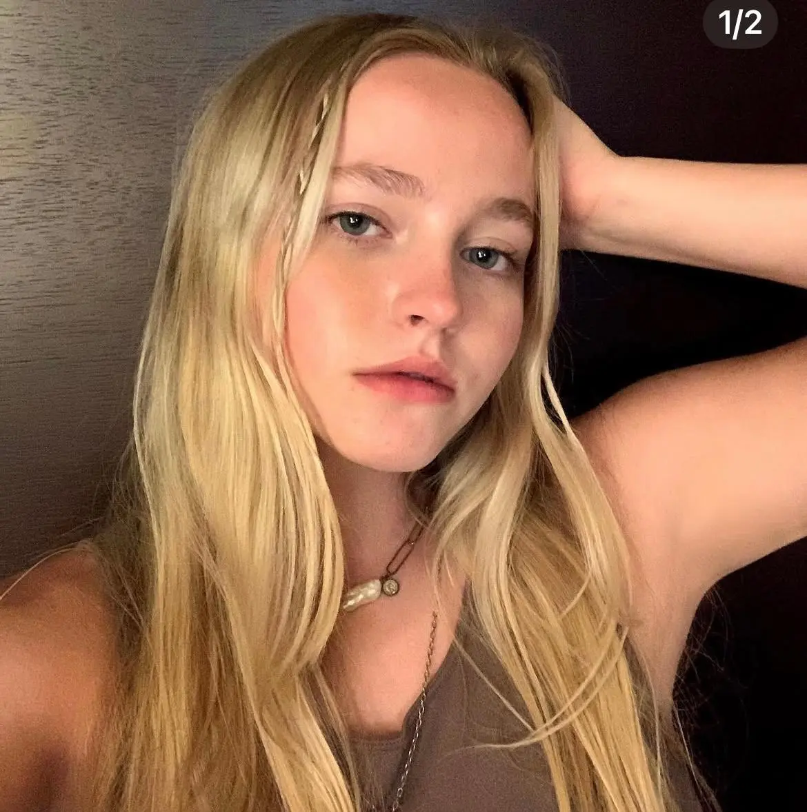 Debutó en el cine a los 10 años con 'On the Road' (2012), interpretando a Dodie Lee.