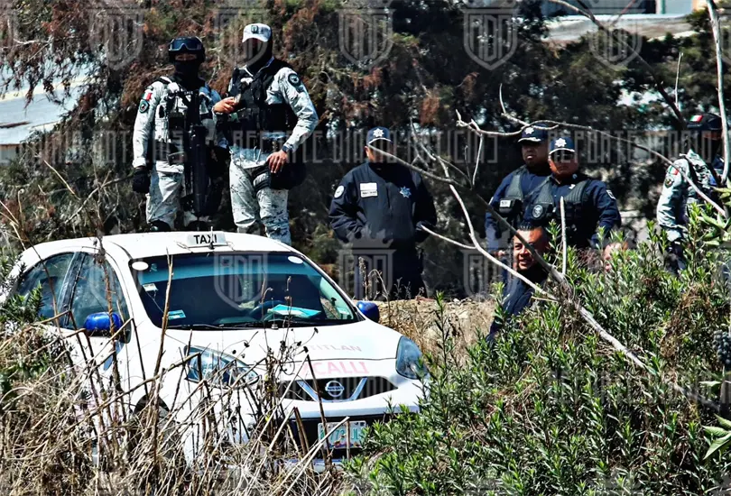 Encuentran taxi con tres cad&aacute;veres en su interior en Cuautitl&aacute;n Izcalli