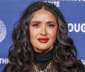 "Los latinos mueven la economía de EE.UU.": Salma Hayek defiende a los migrantes