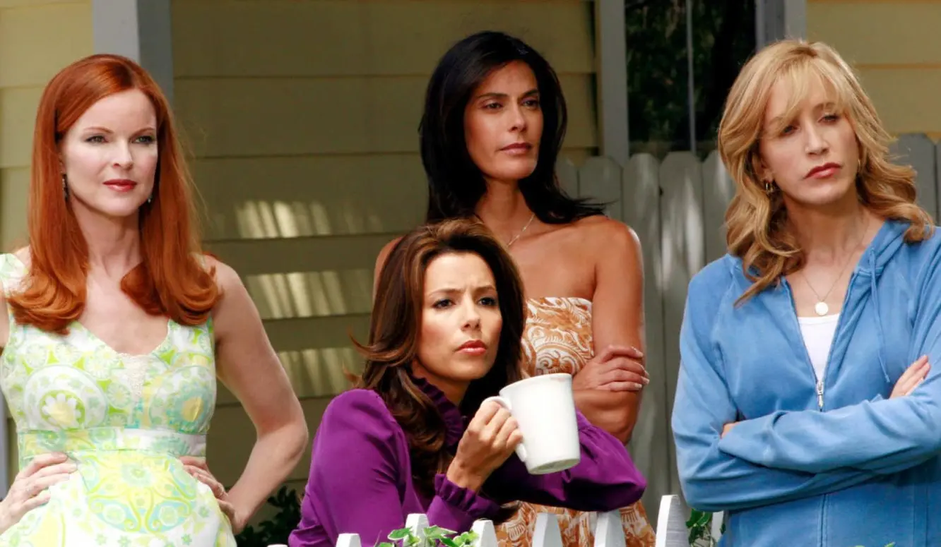 'Esposas desesperadas' fue una de las series más exitosas de los años 2000. La trama sigue a cuatro amas de casa que viven en una zona residencial de la ciudad Fairview y aparentan tener una vida perfecta, pero esconden varios secretos. ¿Qué fue de los protagonistas de la serie a 21 años del estreno?<br>