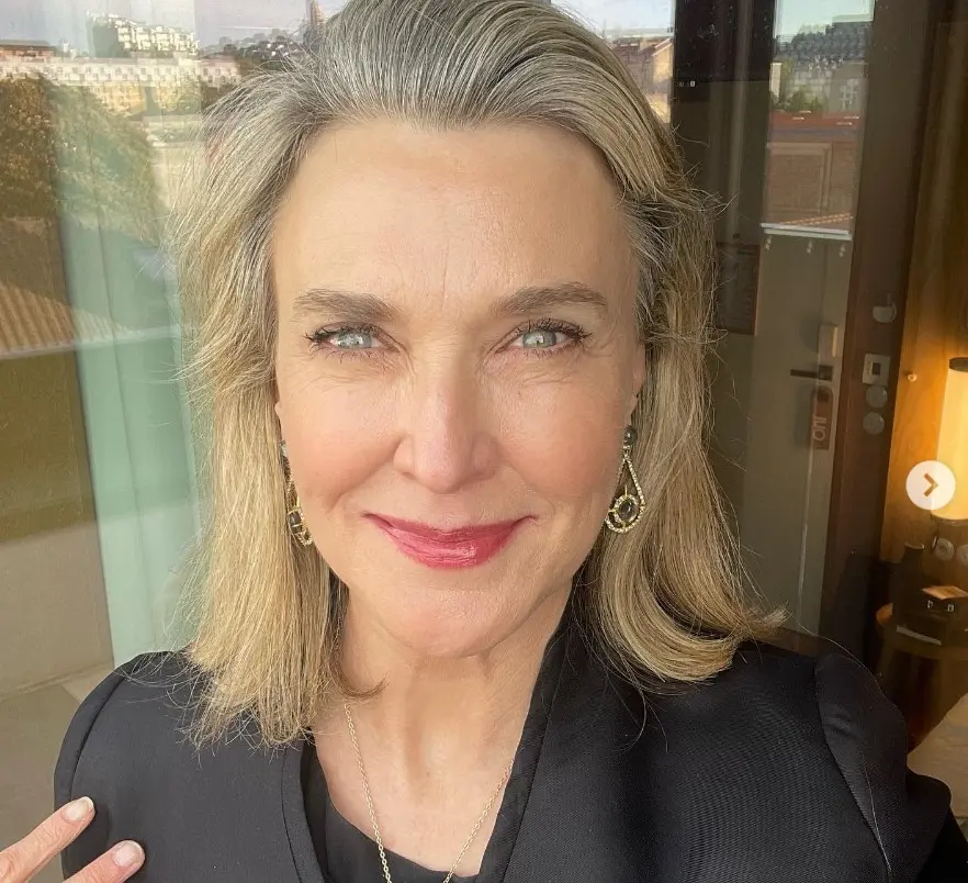 Ahora tiene 65 años, es madre de un hijo y en 2015 se casó con el director John Farmanesh-Bocca. Ha trabajado en series como 'Supergirl' y '13 Reasons Why'.