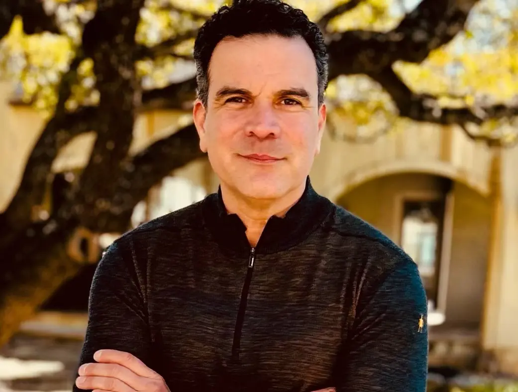 Ahora tiene 53 años, está casado con Marcea Dietzel y tienen dos hijos. Ha trabajado en series como 'El glamour' y 'Selena: La serie'.