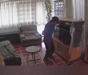 Captan a ladrón descarado desayunando en casa ajena tras robarla