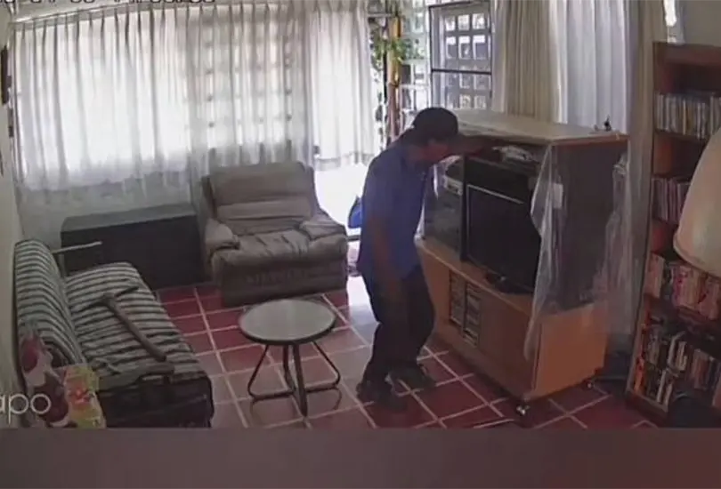 Ladr&oacute;n descarado se destiene a desayunar
