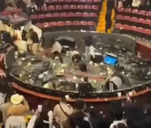 Los impactantes videos del momento en que el público destroza el palenque de Texcoco