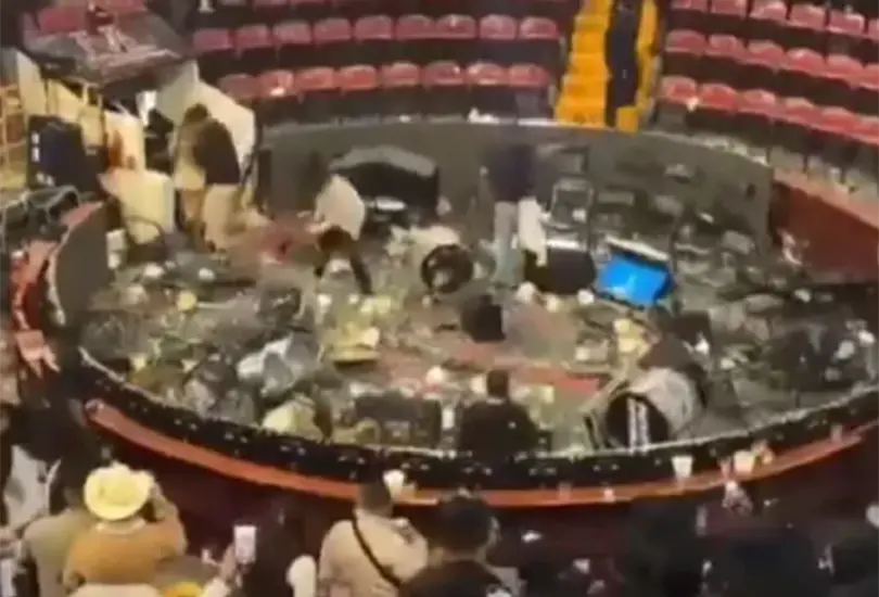 Los asistentes causaron destrozos en el recinto tras enterarse que ya no habr&iacute;a narcocorridos en la presentaci&oacute;n.
