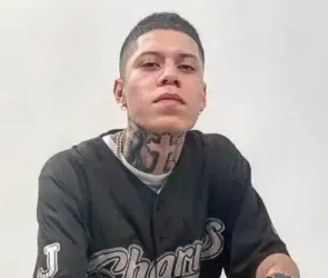 Santa Fe Klan pública fotos suyas crucificado como Cristo y lo tunden en redes