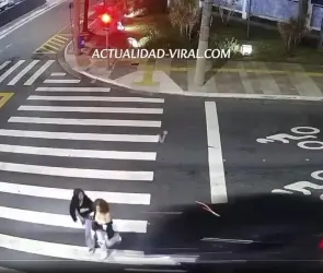Se pasó el semáforo: Atropellan brutalmente a dos jóvenes; cuerpos volaron a más de 50 metros 