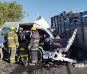Cinco muertos y 15 heridos tras choque entre combi y camión en Tecámac