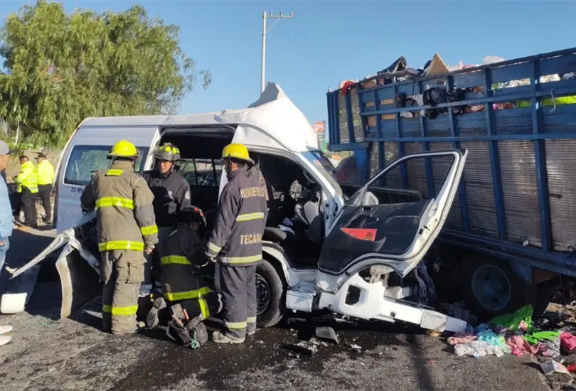 Cinco muertos y 15 heridos tras choque entre combi y cami&oacute;n en Tec&aacute;mac