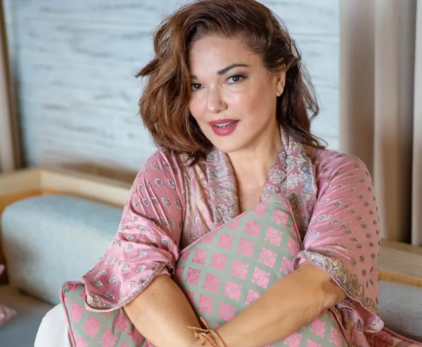 Ahora tiene 61 años. Ha trabajado en series como 'Gossip Girl' y 'NCIS: Los Ángeles'.