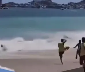 Olas del mar en Acapulco se llevan a dos turistas