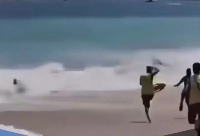 Olas en Acapulco se llevan a turistas.