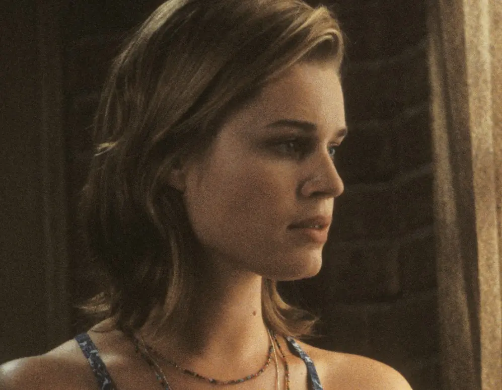 Rebecca Romijn interpretó a Joan, una vecina de Frank que lo ayuda