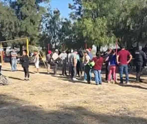 Comando armado irrumpe en campo de fútbol y mata a 4 en pleno partido 