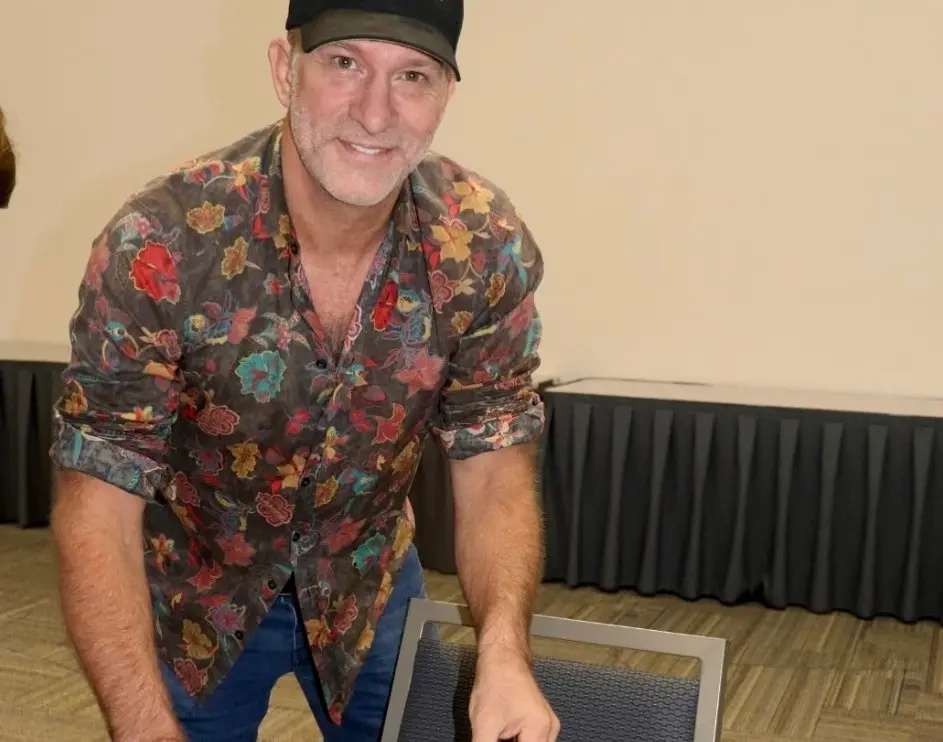 Ahora tiene 56 años y es padre de 2 hijos. En los últimos años ha trabajado en películas como 'De caza' y 'El precio de la venganza'.