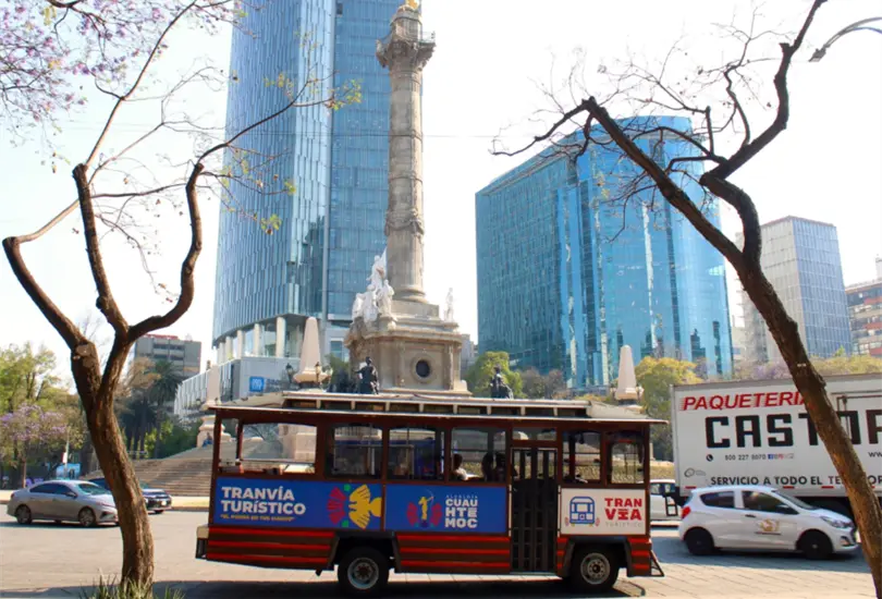 Una de las rutas del Tranvía Turístico es por la avenida Reforma. Una de las rutas del Tranvía Turístico es por la avenida Reforma.