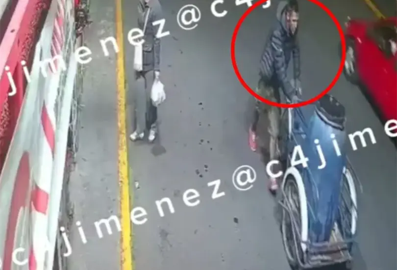 El cuerpo de una mujer fue hallado dentro de un bote en Iztapalapa.