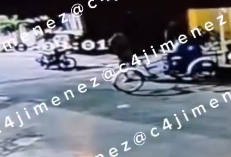 Video revela c&oacute;mo hombres sacan el cuerpo de Am&eacute;rica en un tambo azul