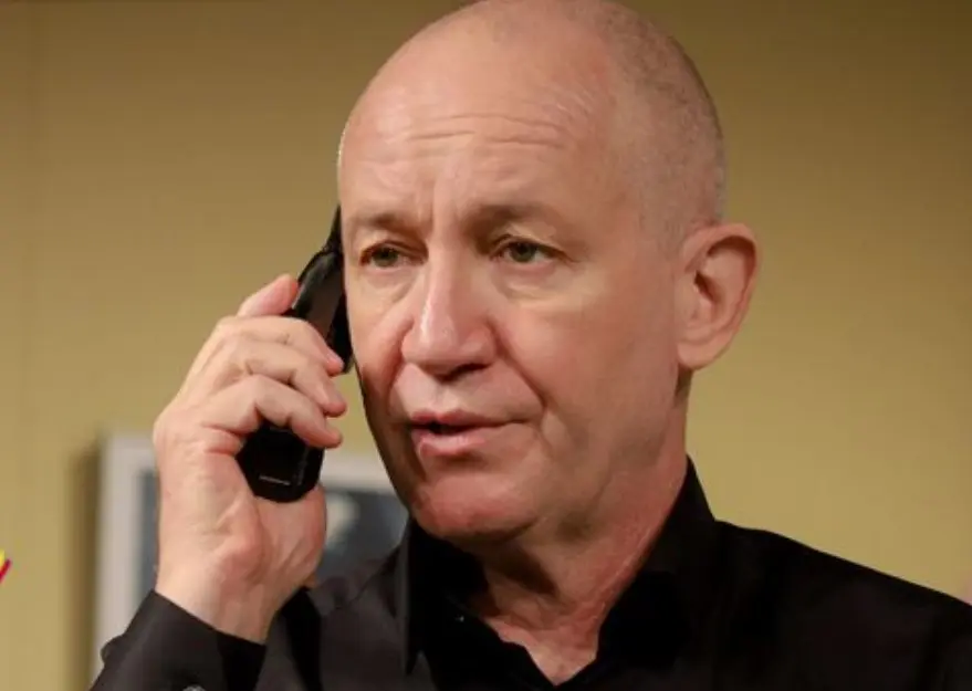 Ahora tiene 61 años y es padre de dos hijos. Ha participado en películas como 'Invicto 3' y 'Doble identidad'.<br>