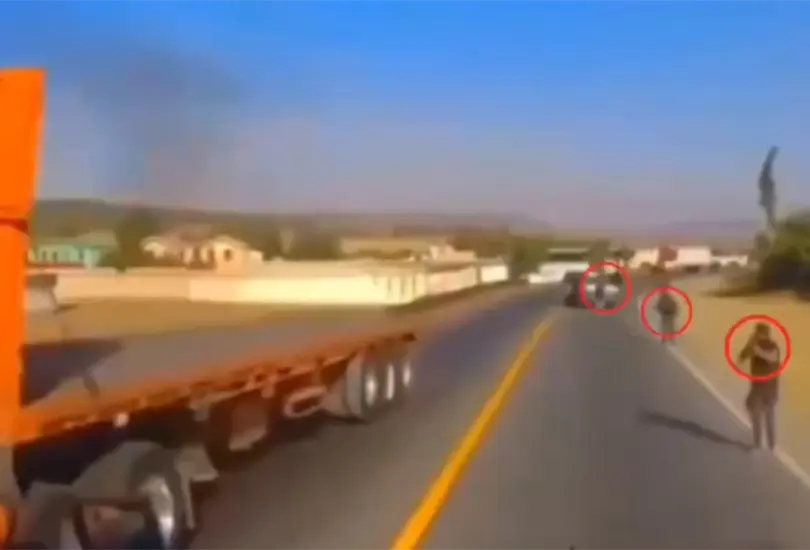 Trailero frustra asalto en Puebla: les lanza el tr&aacute;iler a delincuentes armados