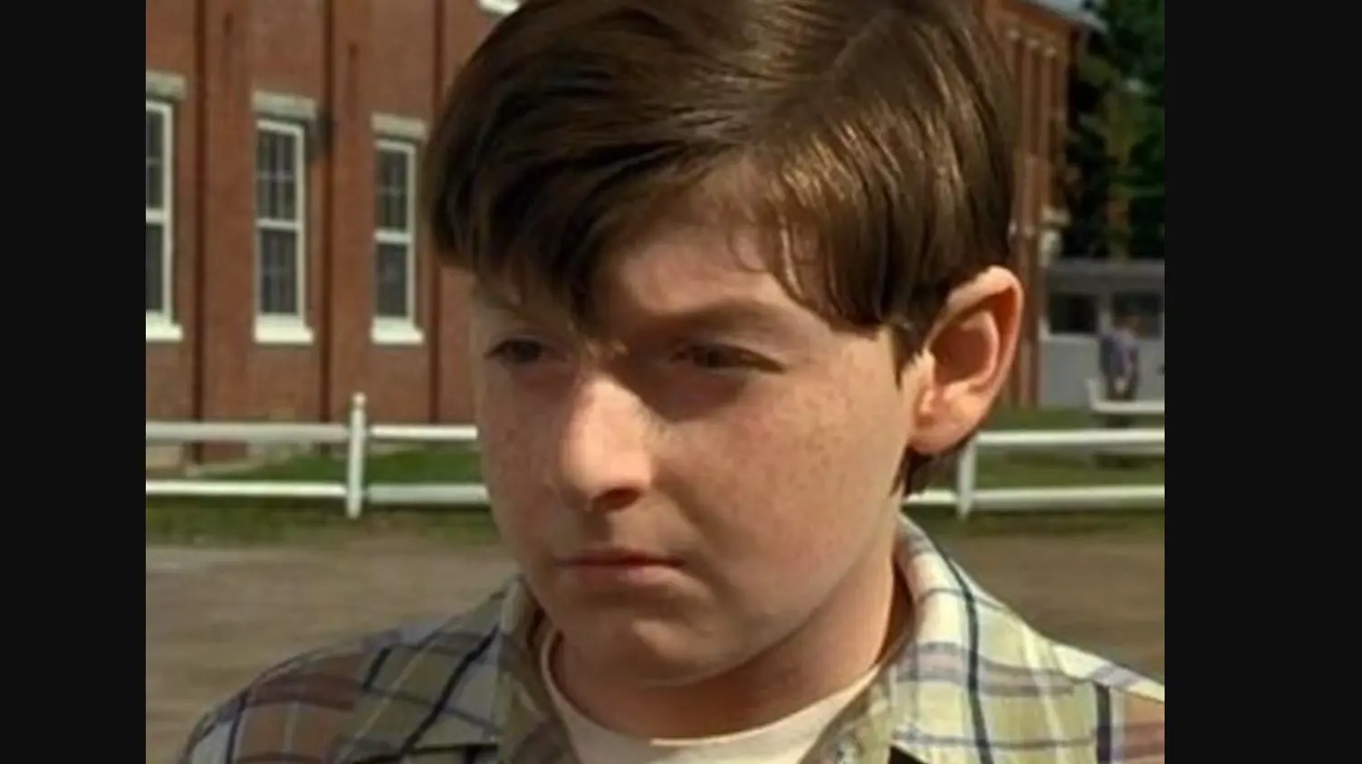 Adam Hann-Byrd interpretó a Alan Parrish de niño