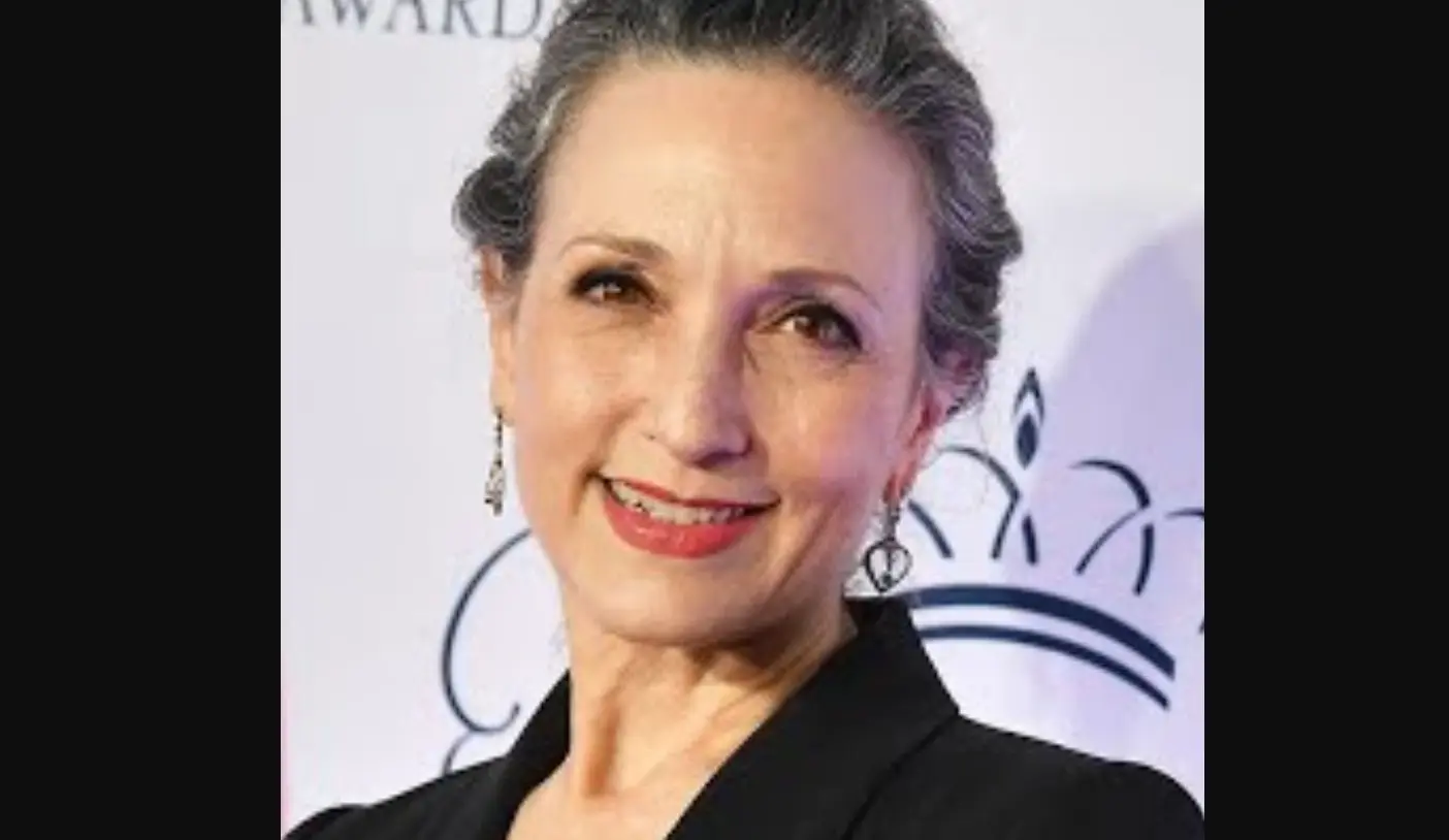 Ahora tiene 66 años y está casada con Chris Calkin. Ha participado en películas como 'Fama' y 'Jumanji: El siguiente nivel'.<br>