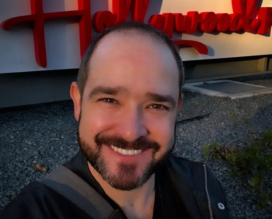 Ahora tiene 42 años y es padre de dos hijos. Está dedicado a la actuación de doblaje y ha prestado su voz en películas como 'Peter Pan' y 'La bella y la bestia'.<br>