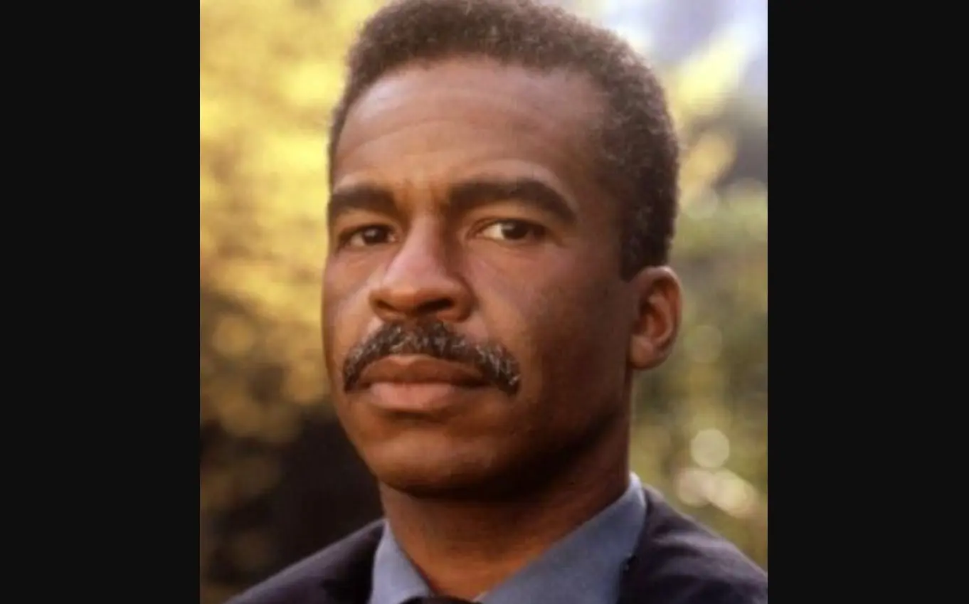 David Alan Grier interpretó al oficial de policía que persigue a Alan