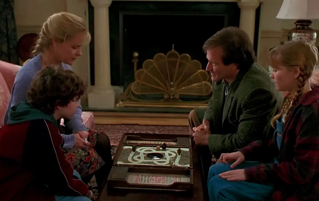 'Jumanji' es una popular película de fantasía de 1995. La historia sigue a Judy y Peter, dos niños que se mudan a vivir con su tía y en su casa encuentran un juego de mesa mágico que libera los peligros de la selva. Más tarde descubren que un niño quedó atrapado en el juego por no terminarlo. ¿Qué fue de los protagonistas a 30 años del estreno?