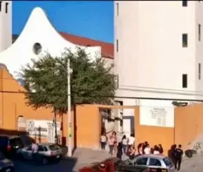 Hallan cuerpo de una mujer colgado en baños de iglesia en Monterrey