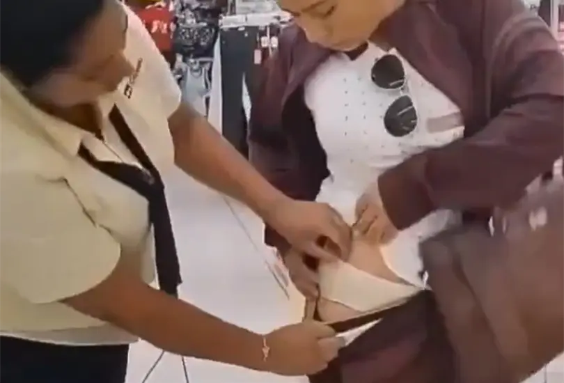 La mujer fue inspeccionada por personal de la tienda.