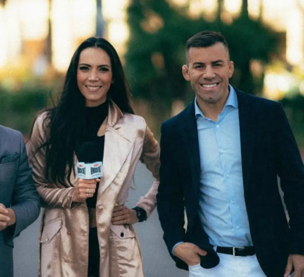 En Instagram cuenta con más de 220 mil seguidores. En X, antes Twitter, supera los 230 mil seguidores.