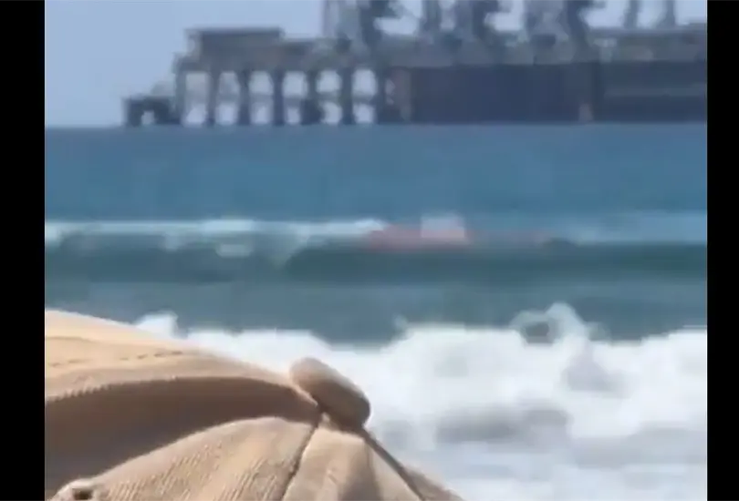 Ante la mirada de las personas que se encontraban en la playa.