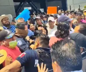 Campesinos se enfrentan con policías tras tomar SAT de Puebla