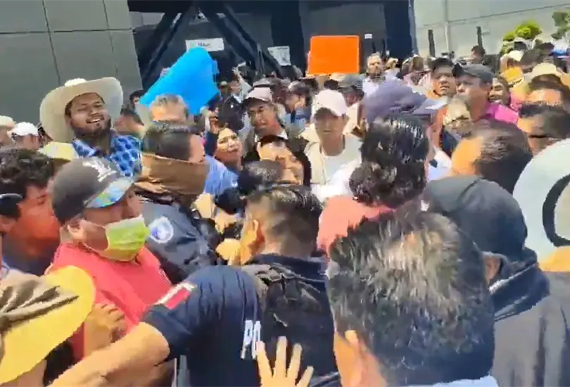 Campesinos se enfrentan con polic&iacute;as tras tomar SAT de Puebla