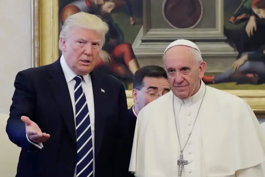 El Papa Francisco escucha al presidente estadounidense Donald Trump durante una audiencia privada en el Vaticano. Especial