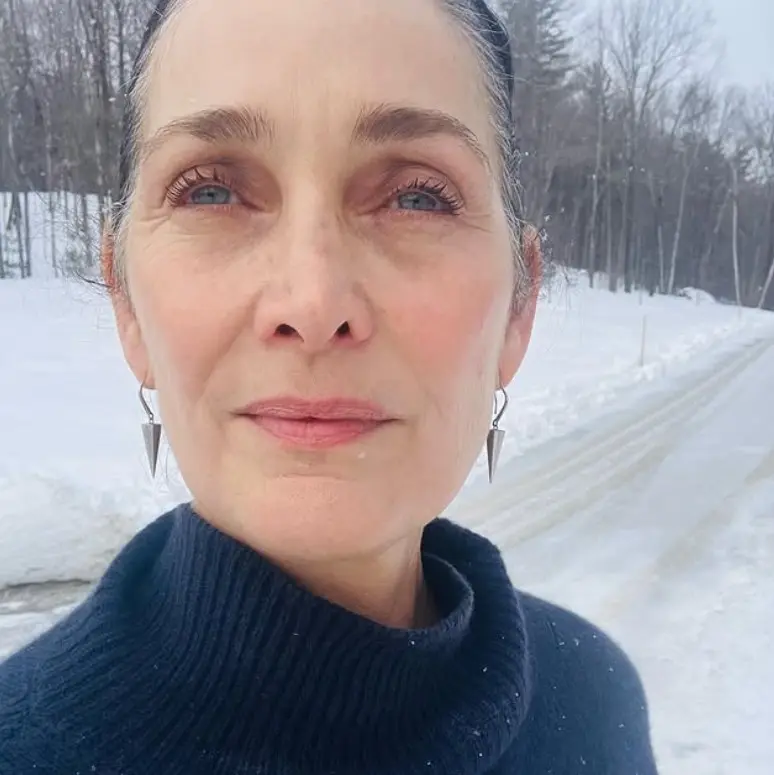 Ahora tiene 57 a&ntilde;os, est&aacute; casada con el actor Steven Roy y tienen 2 hijos. Ha trabajado en series como 'Iron Fist' y 'The Defenders'.