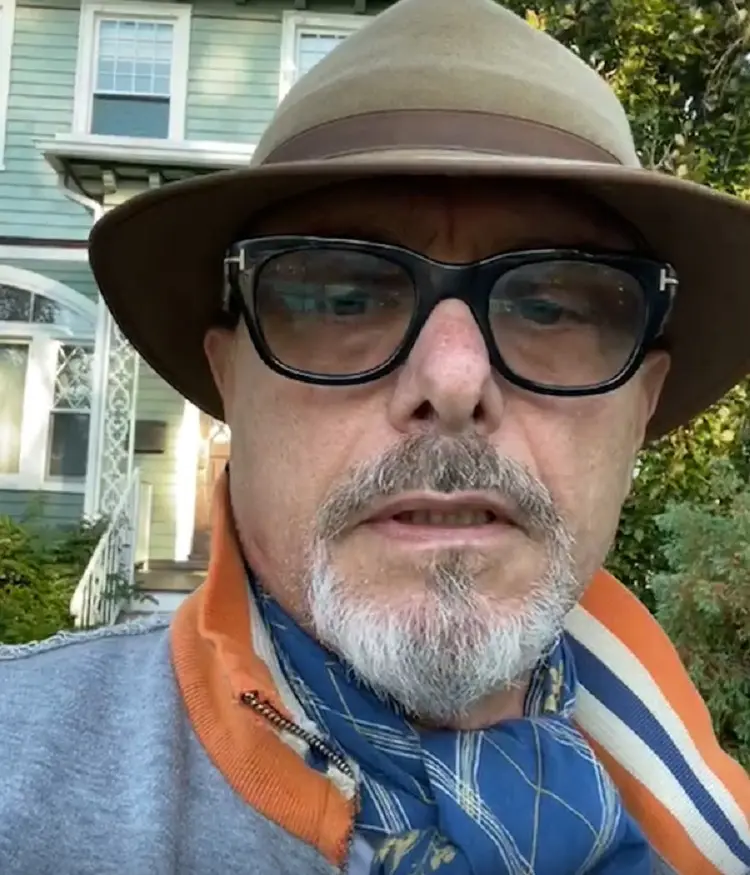 Ahora tiene 73 a&ntilde;os, est&aacute; casado con Nancy Sheppard y es padre de 6 hijos. Ha participado en series como 'Chucky' y 'MacGyver'.