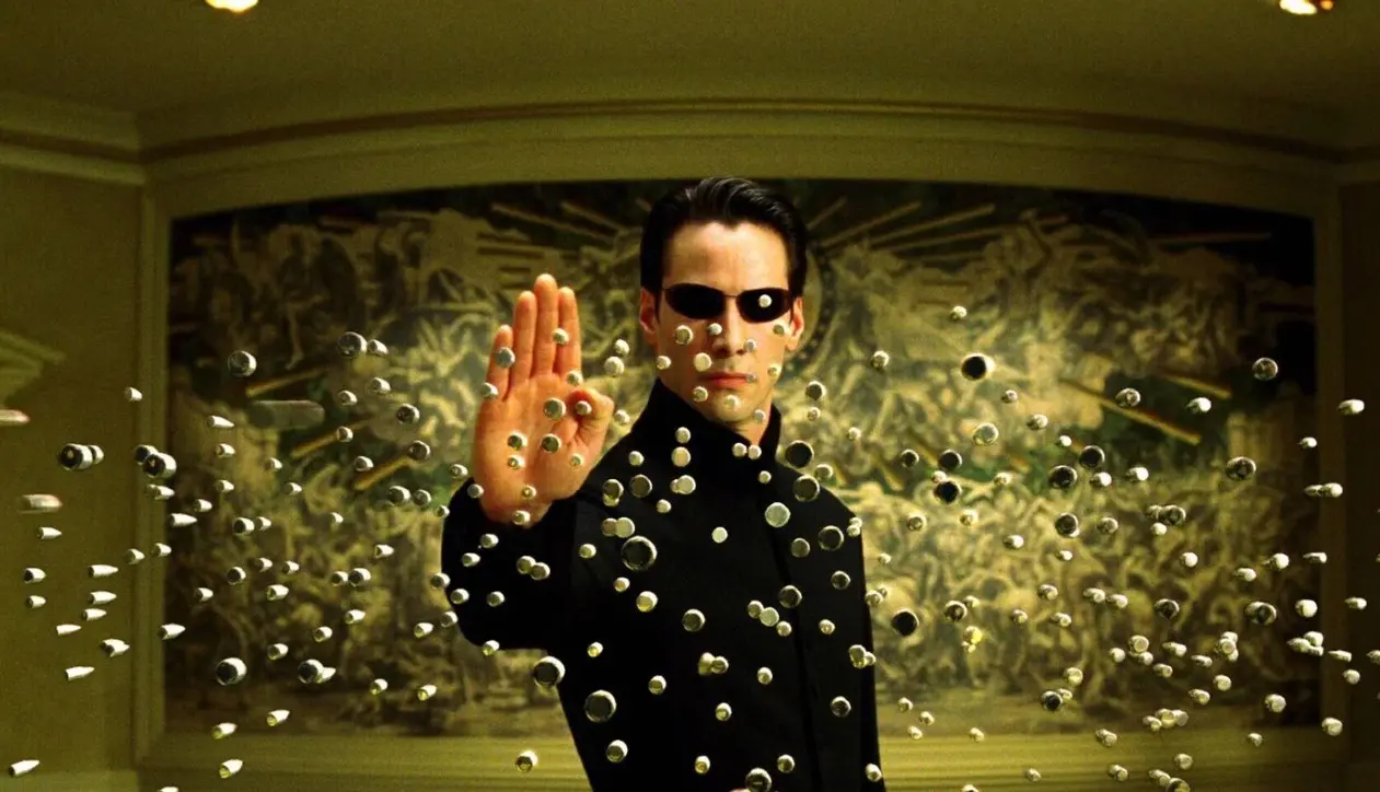'Matrix' se ha convertido en una de las pel&iacute;culas de culto de la ciencia ficci&oacute;n y este 2025 se cumplen 26 a&ntilde;os de su estreno. La trama se sit&uacute;a en un futuro dist&oacute;pico donde la humanidad est&aacute; atrapada, sin saberlo, dentro de una realidad simulada llamada Matrix, creada por m&aacute;quinas inteligentes. &iquest;Qu&eacute; fue de los protagonistas tras 26 a&ntilde;os?
