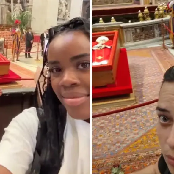 Turistas tomándose selfies con el cuerpo del Papa Francisco causan indignación en el Vaticano