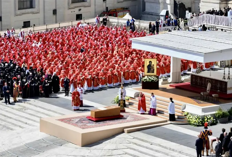M&aacute;s de 400 mil fieles despiden al Papa Francisco en su funeral